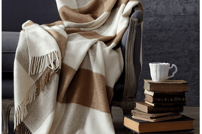 Готовимся к зиме: недорогая стирка пледов и одеял
